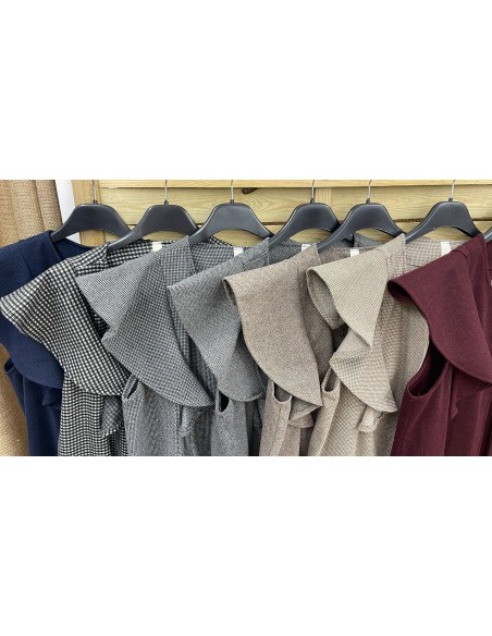 Chaleco largo de paño con maxi volante en hombros