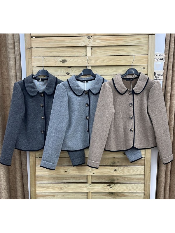 Chaqueta de paño cuello redondo y vivos negros