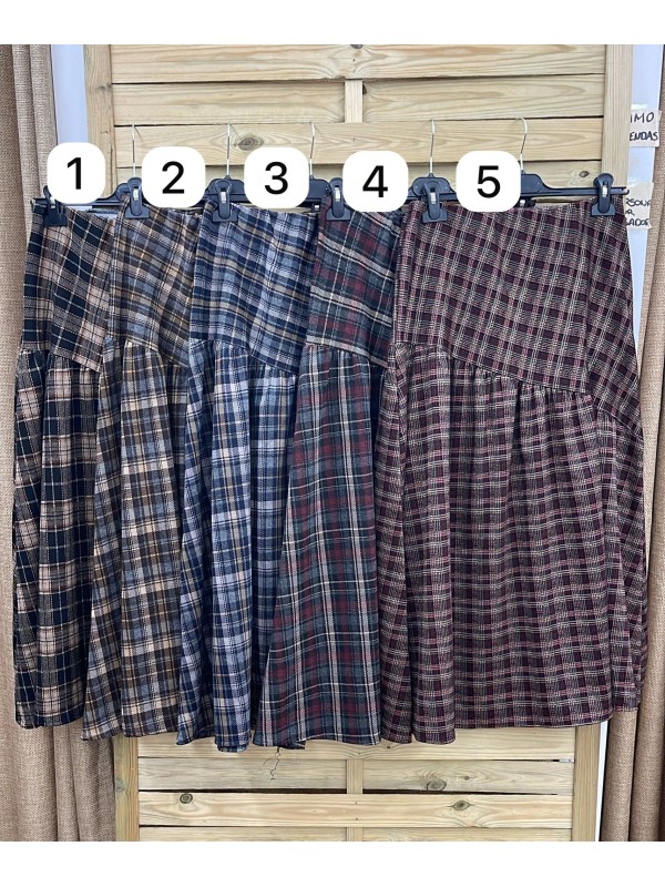 Falda cuadros corte diagonal en cadera