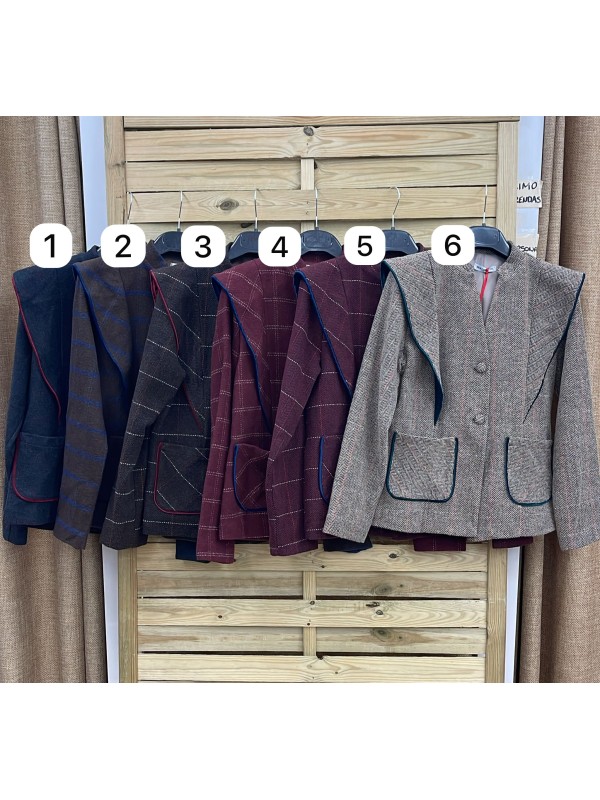 Chaqueta vivos capita en hombros y bolsillos