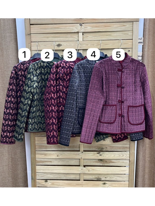 Chaqueta estampada efecto terciopelo con vivo liso