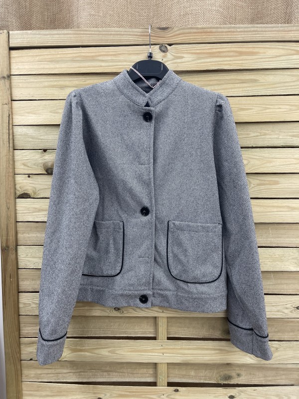 Chaqueta espigas con vuelo en hombro