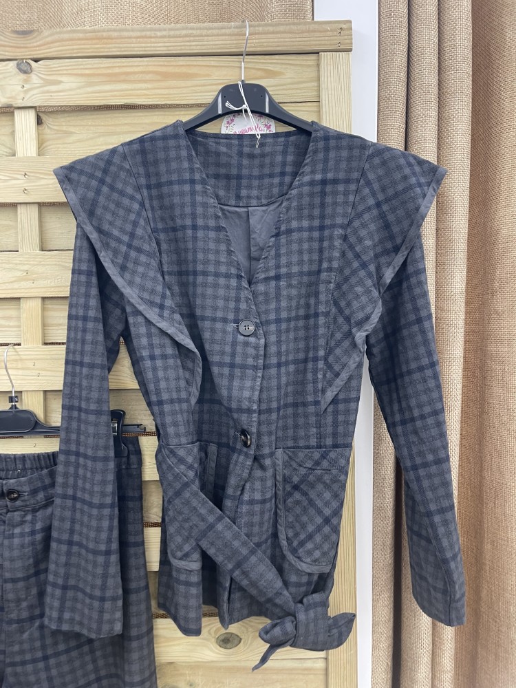 Chaqueta Sara con capitán en hombros y cinturón