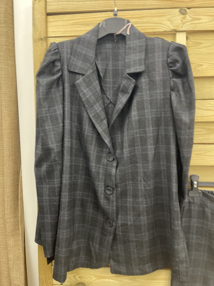 Chaqueta cuadros Leti con frunce en hombros y cinturon