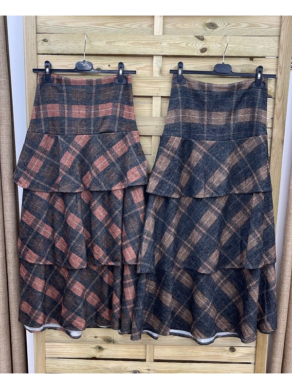 Falda de cuadros con triple capa