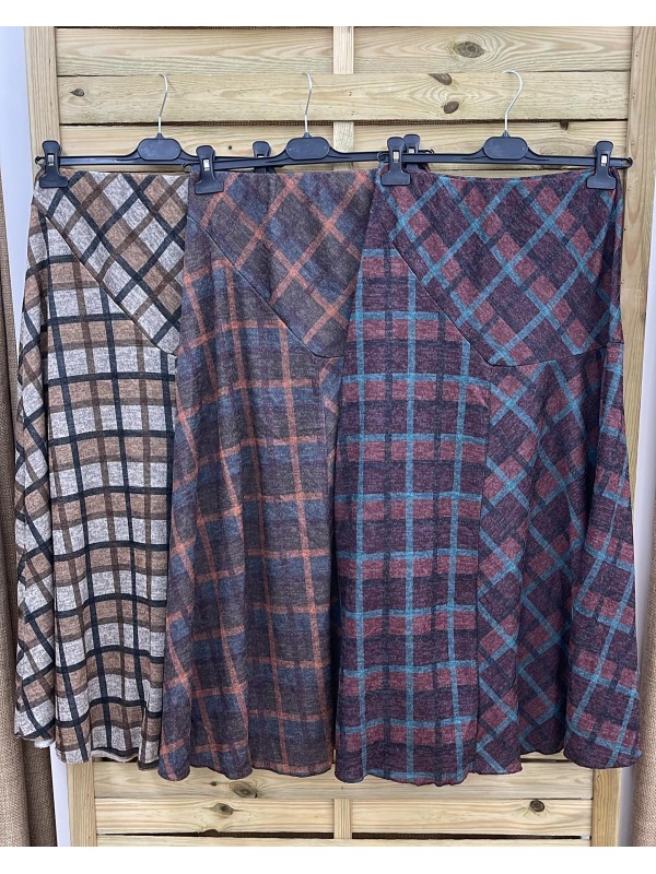 Falda de cuadros con corte asimétrico en cadera