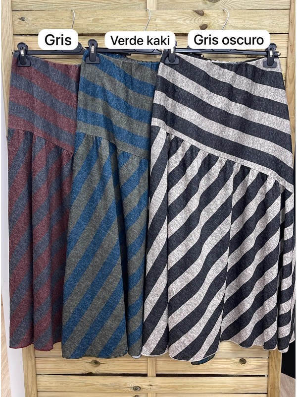 Falda de rayas corte diagonal en cadera