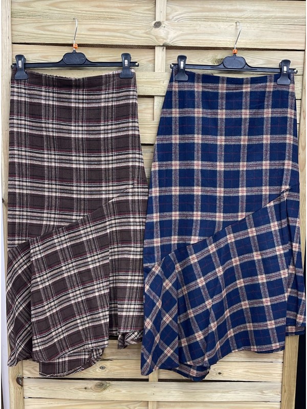 Falda de cuadros con corte asimétrico Clara