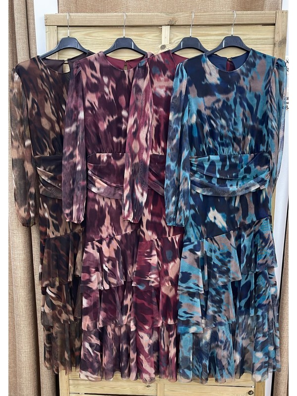 Vestido de tul manchas con fajín y triple volante