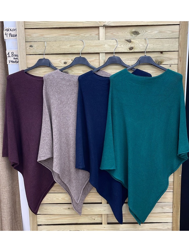 Poncho de lana lisa con pico