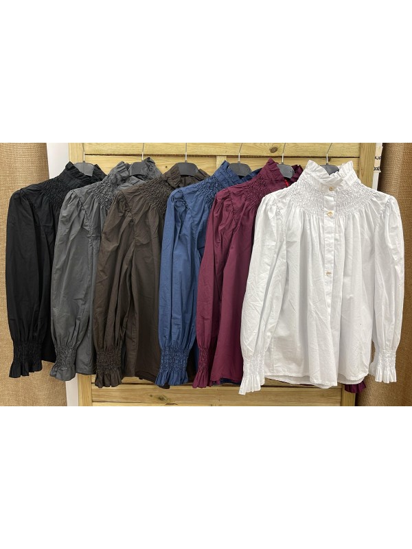 Camisa lisa con cuello subido con frunce