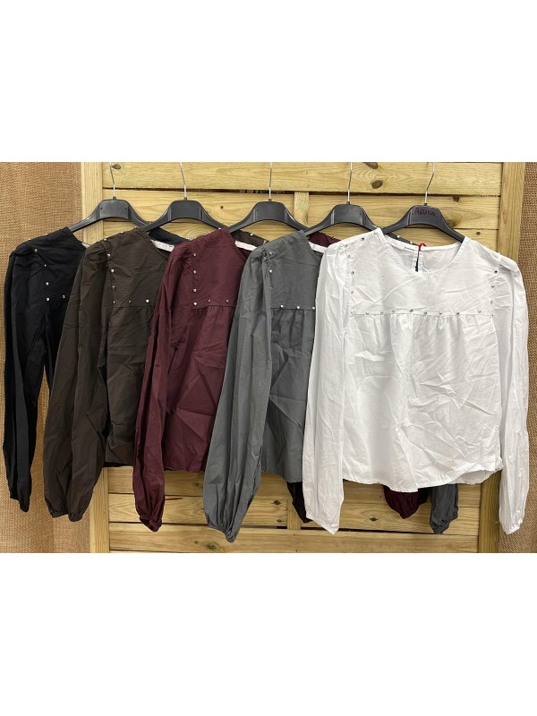 Camisa mini tachas plateadas en escote