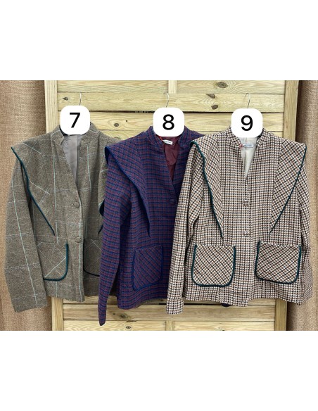 Chaqueta vivos capita en hombros y bolsillos