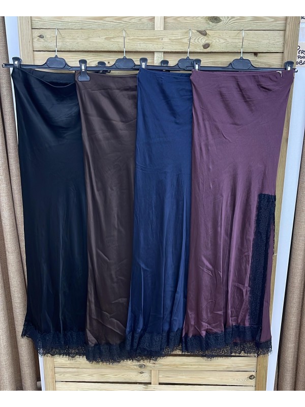 Falda de saten con encaje negro