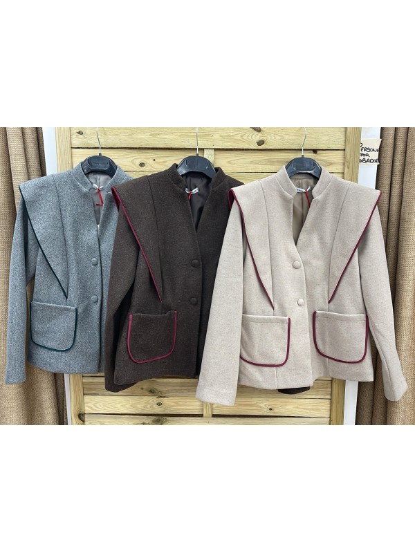 Chaqueta lisa con capa en hombros y vivo de color