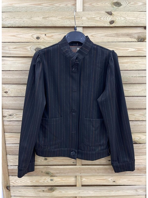 Chaqueta cuello mao y frunce en hombros Bruna