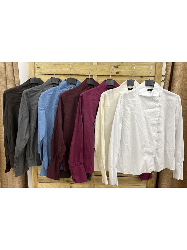 Camisa lisa con cuello medio y botones en diagonal