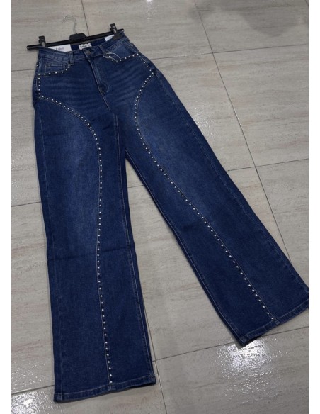 Jeans con tachas delanteras con forma