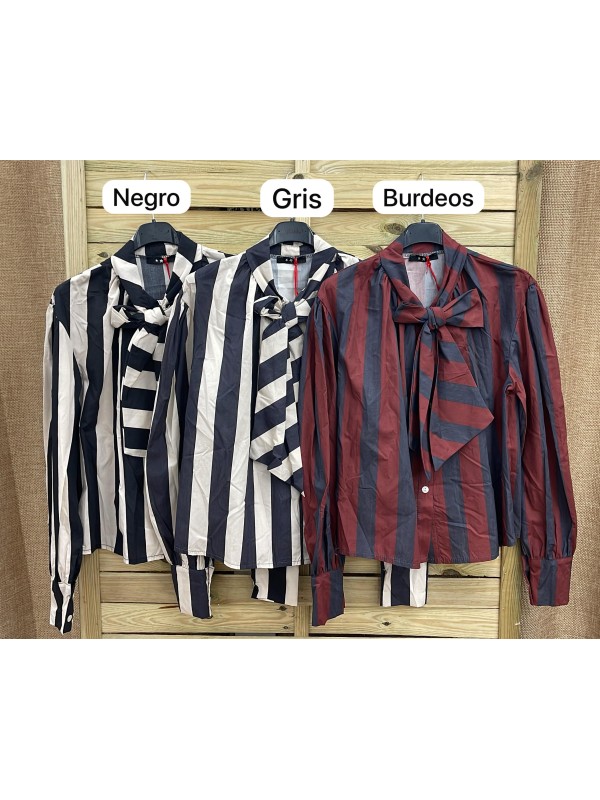 Camisa de rayas con lazada