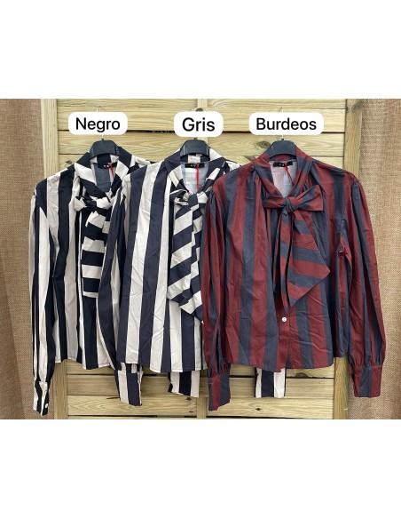 Camisa de rayas con lazada