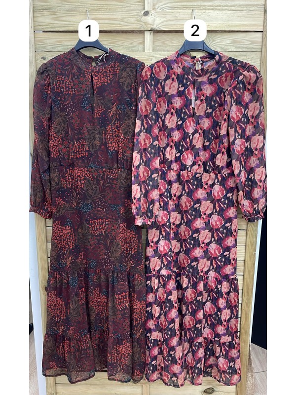 Vestido estampado con abertura en escote y doble corte