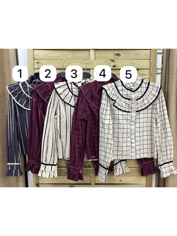 Camisa estampada con triple vivo liso en escote