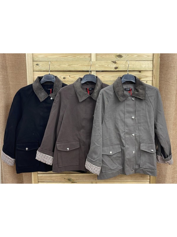 Chaqueta con puños de cuadros y bolsillos con solapas