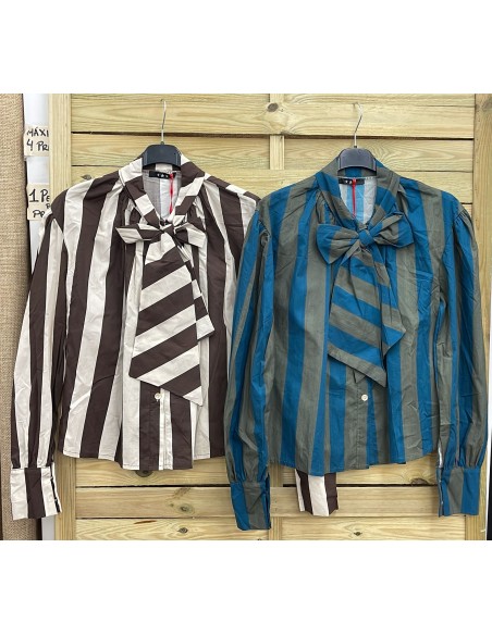 Camisa de rayas con lazada