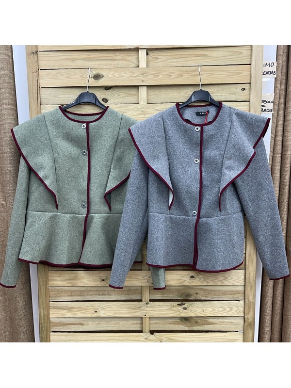 Chaqueta de paño con vivos vino y volante en hombros 2