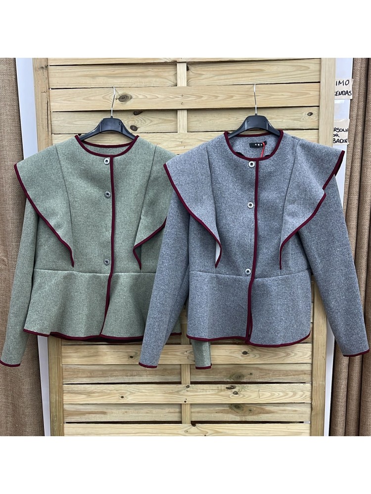 Chaqueta de paño con vivos vino y volante en hombros