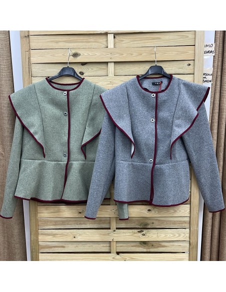 Chaqueta de paño con vivos vino y volante en hombros