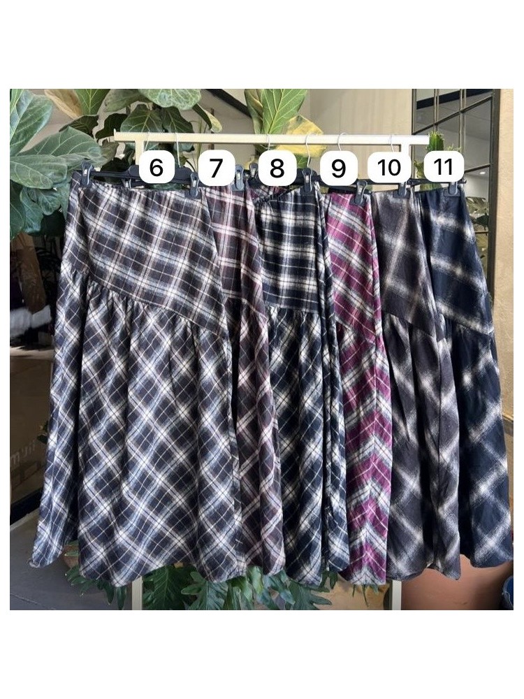 Falda cuadros corte diagonal en cadera