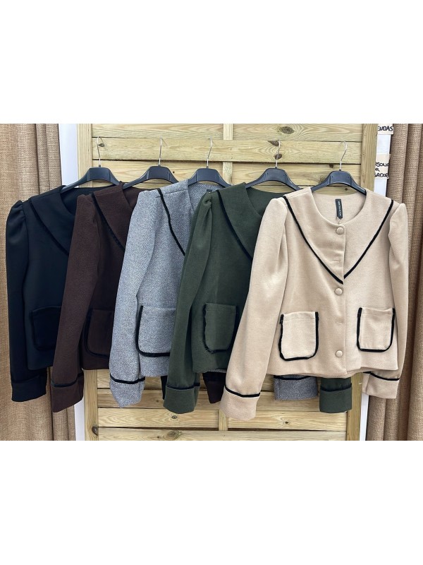 Chaqueta con vivo delantero negro en pico