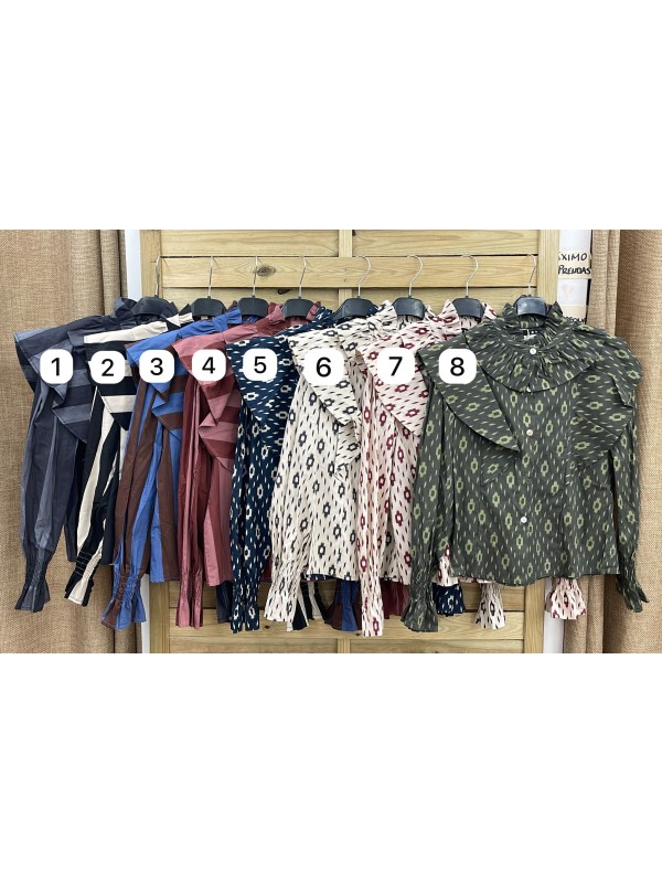 Camisa con capita y volante en hombros