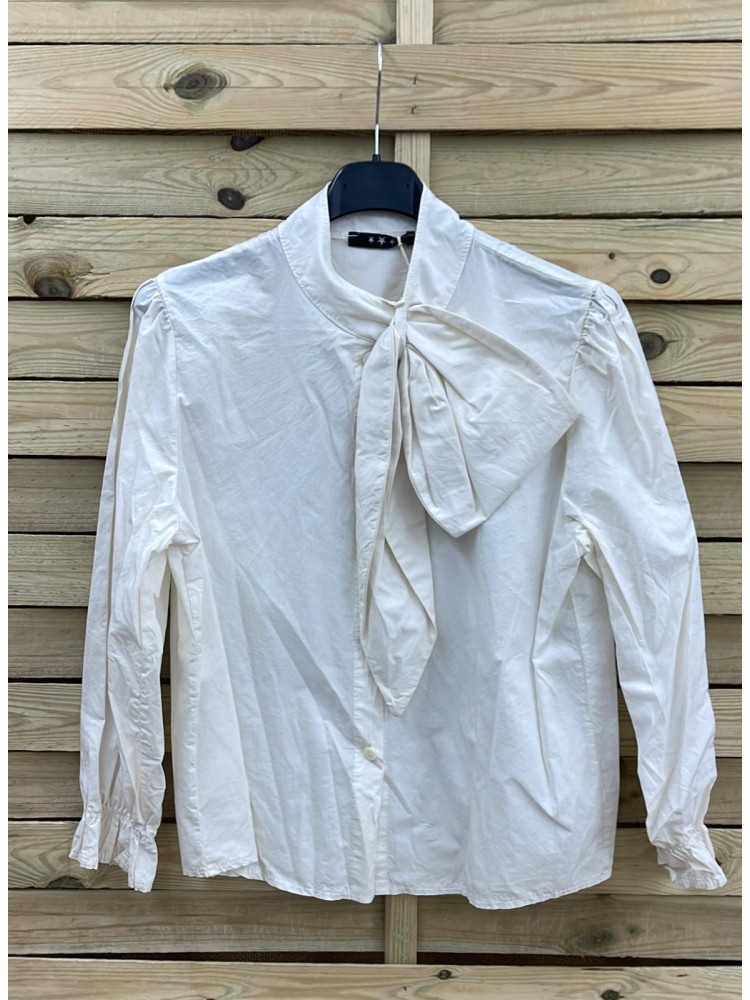 Camisa lisa con lazada asimetrica