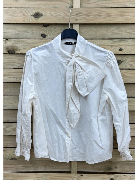 Camisa lisa con lazada asimetrica