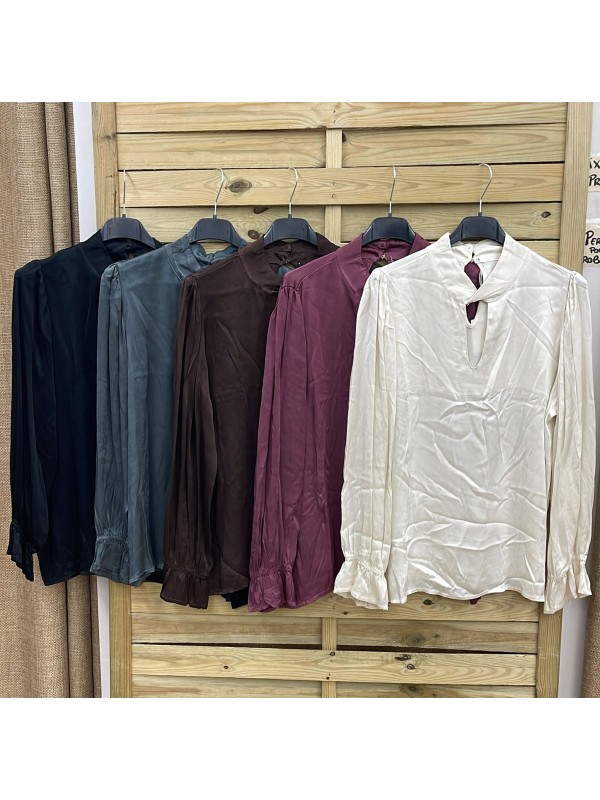 Camisa de satén con abertura en escote