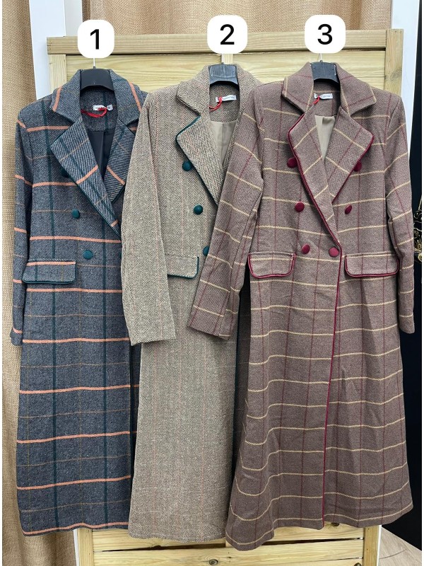 Abrigo largo de cuadros con vivo y botones de terciopelo