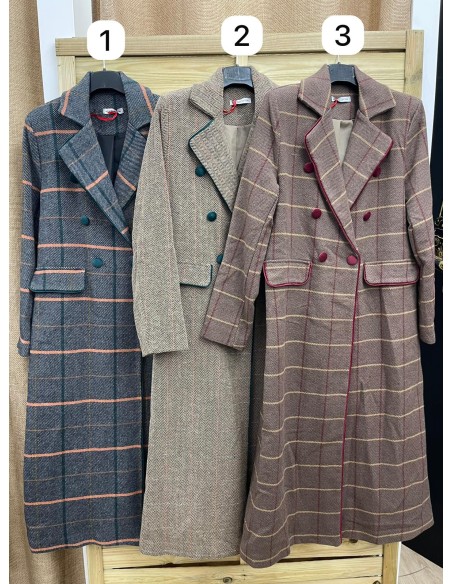 Abrigo largo de cuadros con vivo y botones de terciopelo