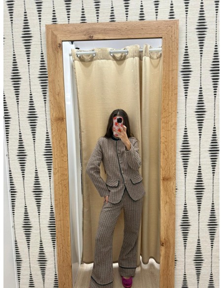 Pantalon pata de gallo con vivo