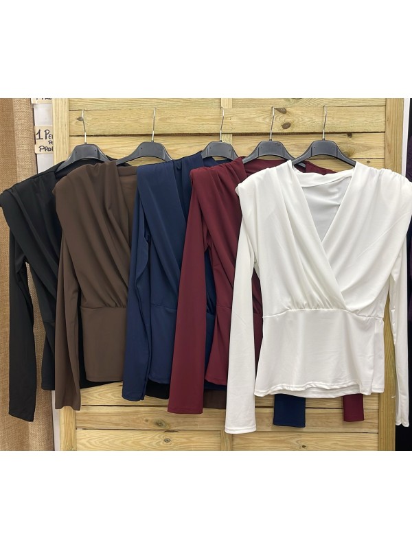 Top liso con escote cruzado y hombreras