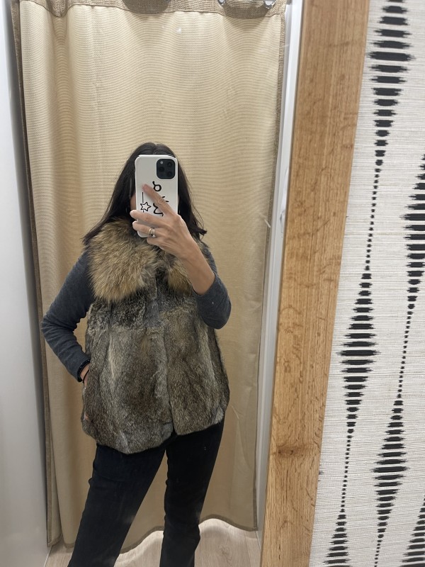 Chaleco de pelo natural con cuello corto