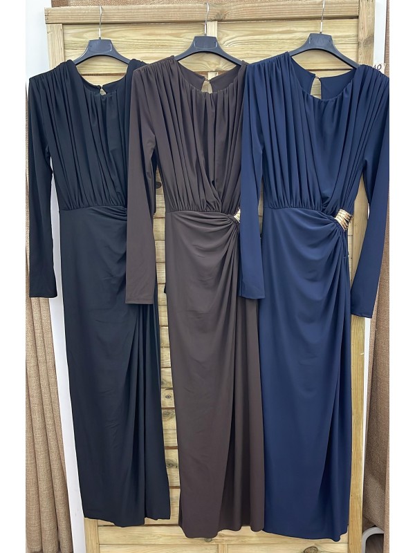 Vestido largo con frunce en escote y broche lateral