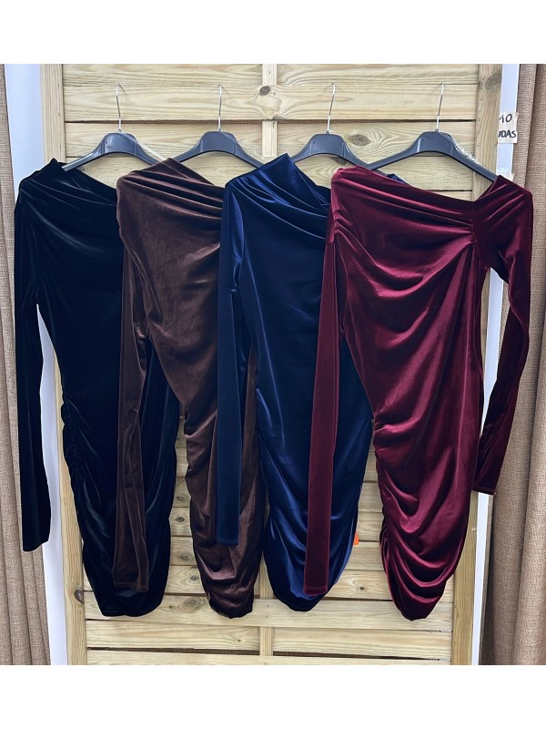 Vestido mini de terciopelo con escote asimetrico