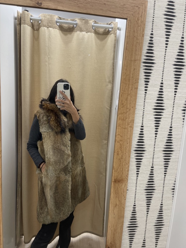 Chaleco de pelo natural con cuello largo