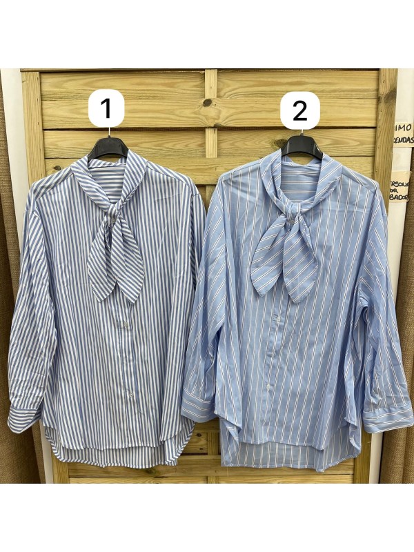 Camisa de rayas con nudo en cuello