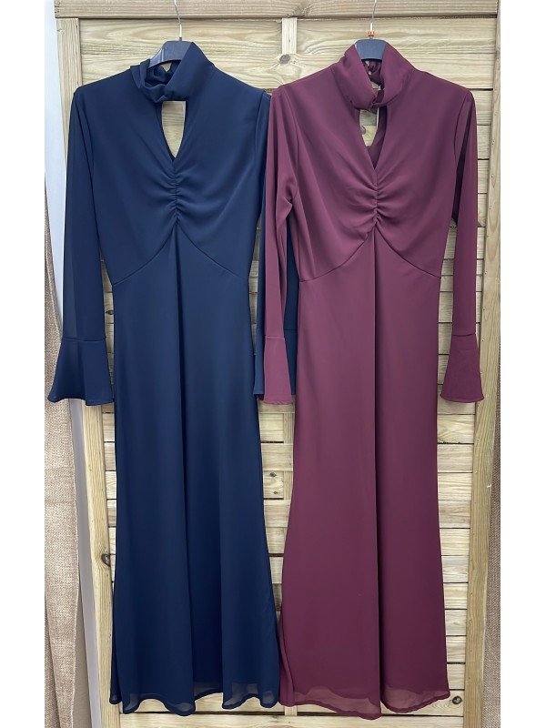 Vestido liso con abertura en escote