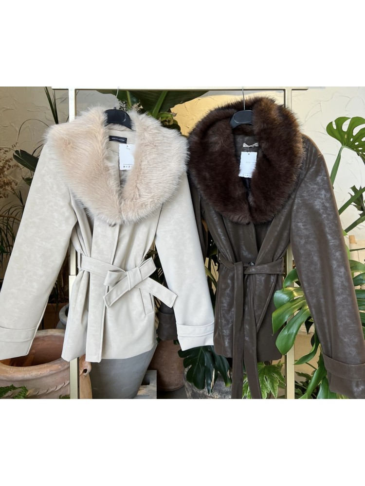 Abrigo con solapa de pelo y cinturón