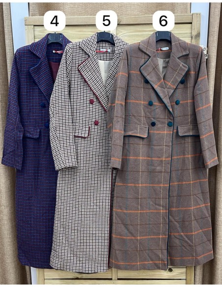 Abrigo largo de cuadros con vivo y botones de terciopelo