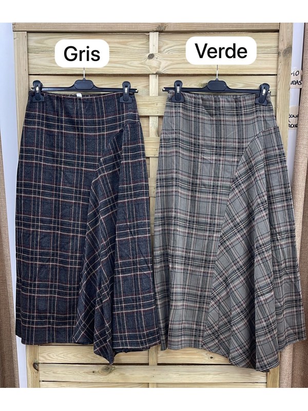 Falda de cuadro con corte asimetrico